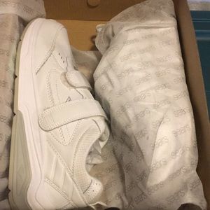 9W Everlast white leather shoes.